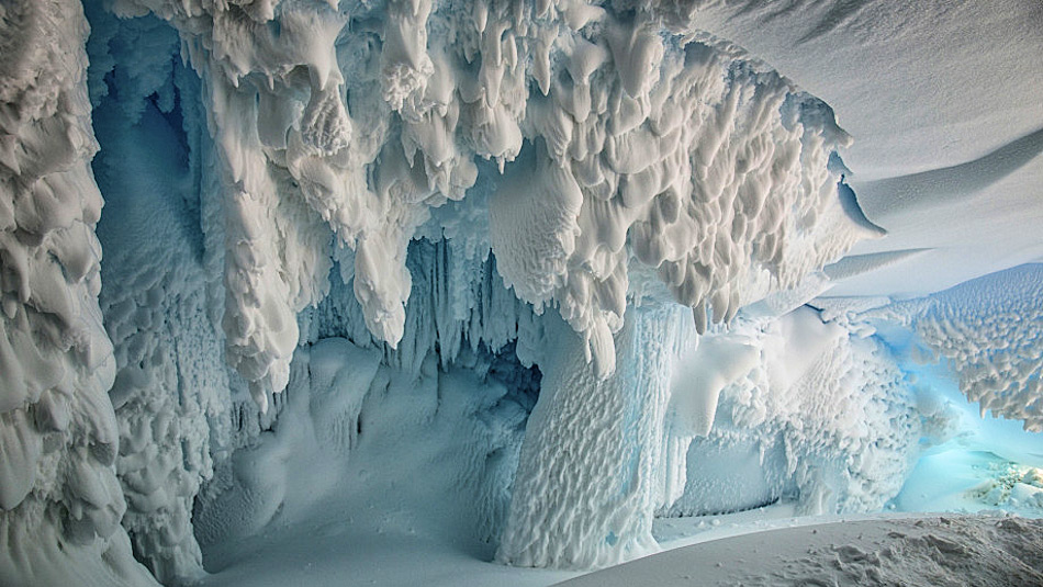 Die Eishöhlen unter dem Erebus-Gletscher wurden durch Dampf aus dem Gletscher verursacht. Dadurch können auch die Temperaturen in den Höhlen bis auf 25°C steigen und potentiell Leben zulassen. Bild: Joel Bensing
