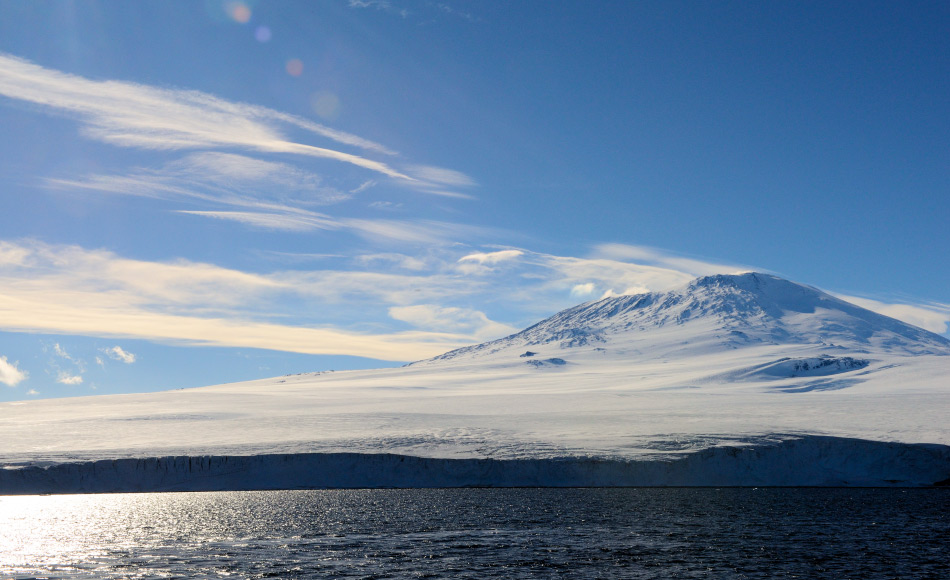 Erebus ist ein immer noch aktiver Vulkan im Rossmeergebiet Antarktikas. Er ist 3‘794 Meter hoch und einer von drei Vulkanen auf Ross Island. Er gilt als der südlichste aktive Vulkan der Welt. Bild: Michael Wenger