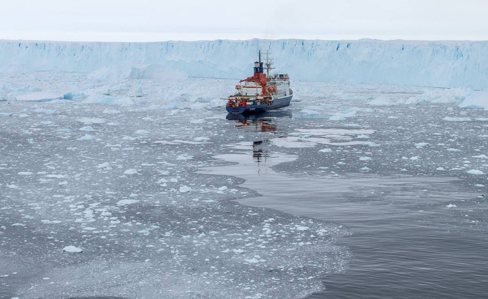 Das deutsche Forschungsschiff „Polarstern“ kartographierte den Meeresboden vor dem Pine Island Gletscher nach einem Abbruch eines grossen Eisberges. Dabei kamen überraschende Fakten an den Tag. Bild: Thomas Ronge