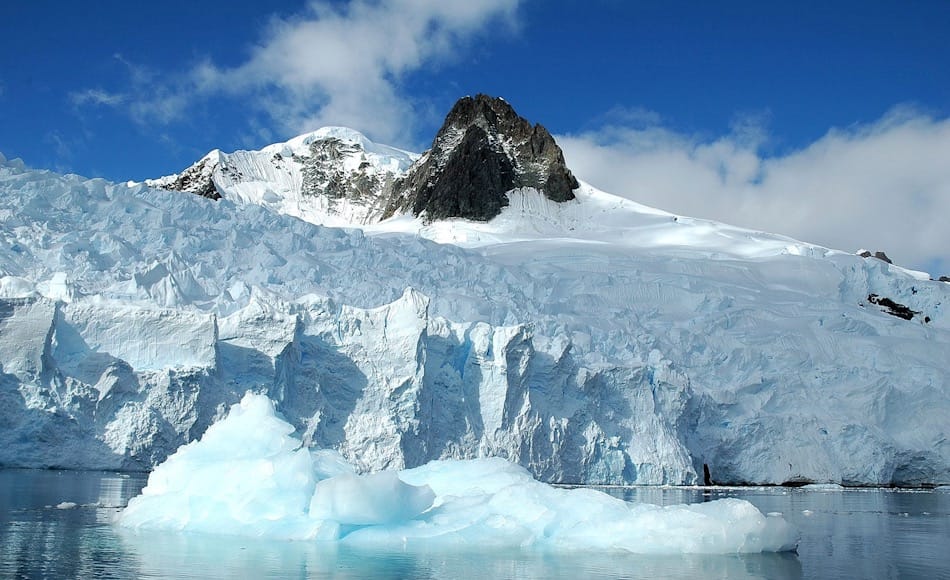 Der antarktische Eisschild besteht tatsÃ¤chlich aus zwei Teilen, einem westlichen und einem Ã¶stlichen. Bisher ging man davon aus, dass der westliche Teil stÃ¤rker abschmilzt als der letztere. Rignot und seine Kollegen sind nun zu einem anderen Ergebnis gekommen. Bild: Michael Wenger