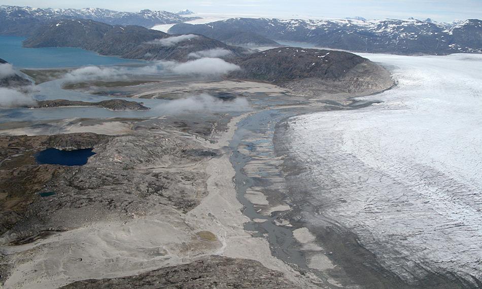 Der kleine See (links) war eine der Stellen der Probenentnahmen während des Projekts. Der See hatte Schmelzwasser vom nahen Gletscher erhalten, als dieser noch näher gelegen war. Photo: Nicolaj Larsen